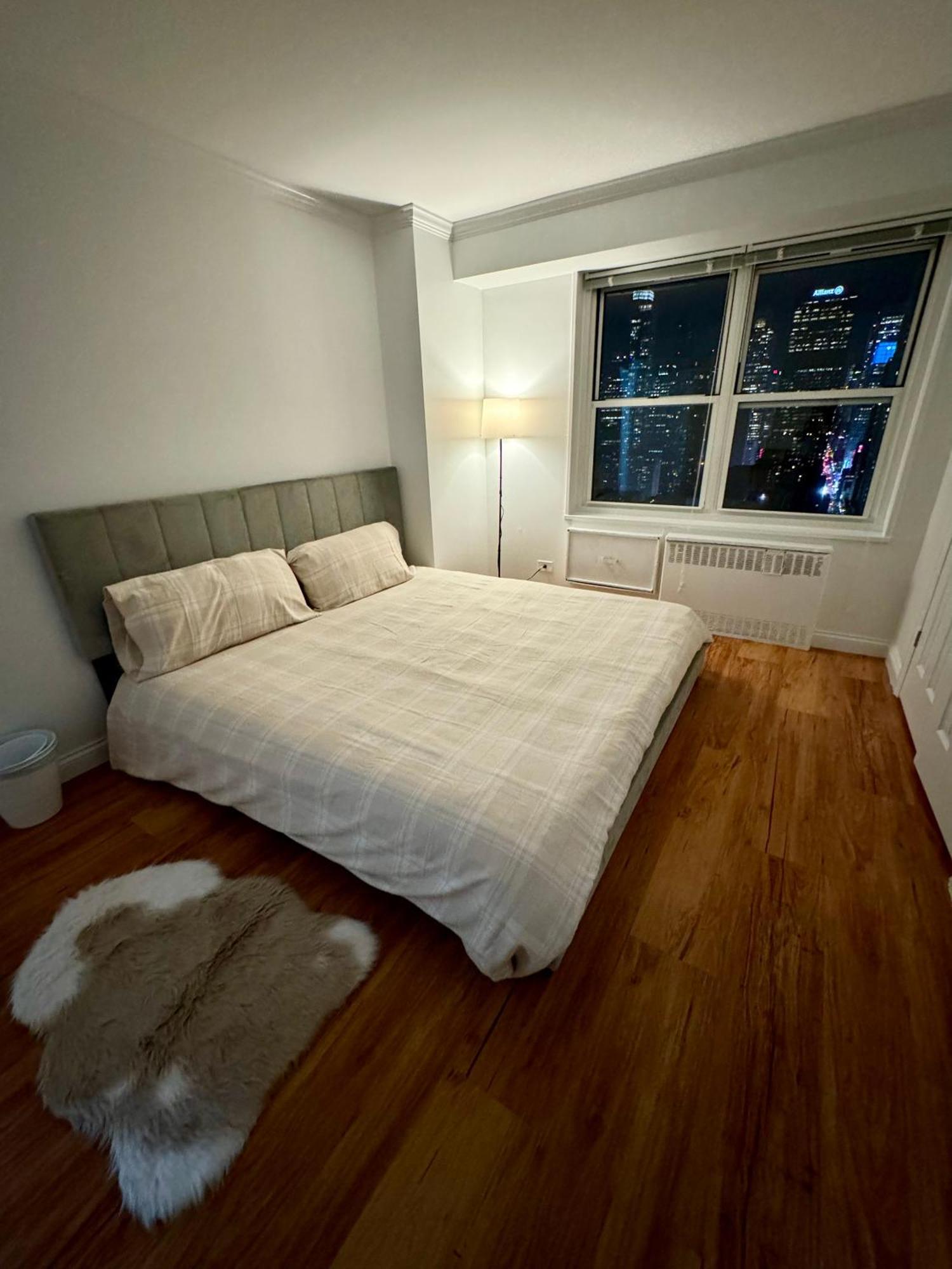 Midtown High Floor Fantastic Panoramic View Corner 2 Bedroom Apartment *