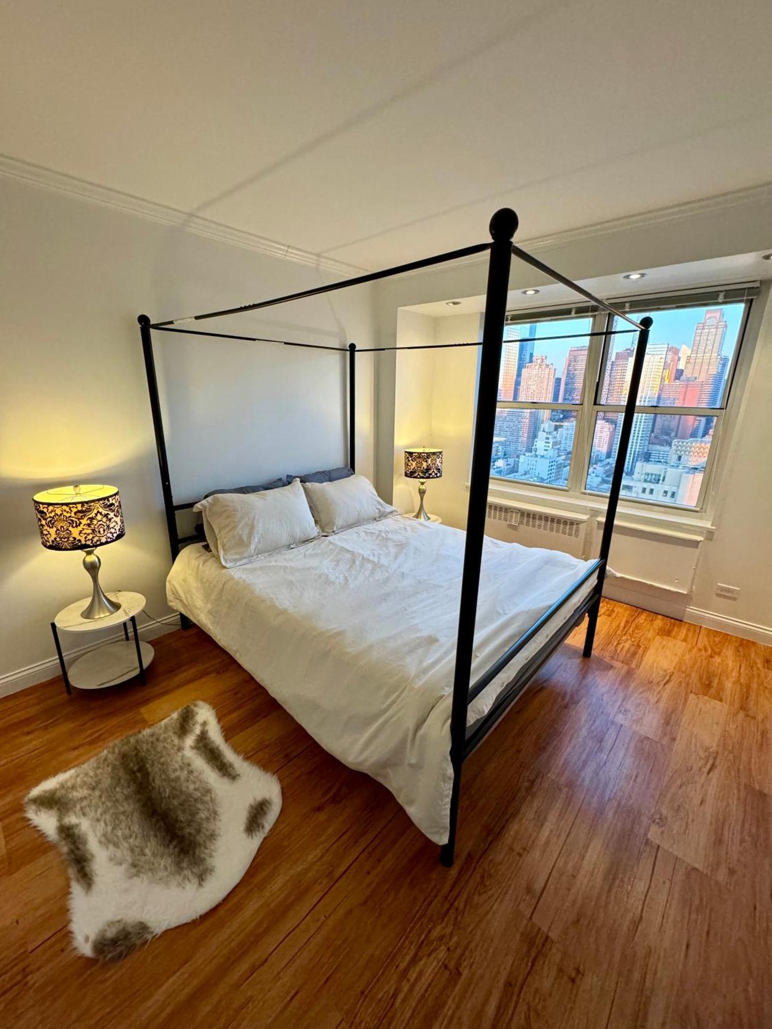 Midtown High Floor Fantastic Panoramic View Corner 2 Bedroom Apartment *