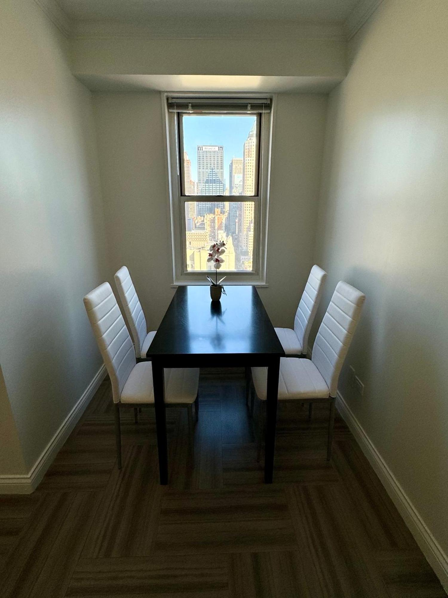Midtown High Floor Fantastic Panoramic View Corner 2 Bedroom Apartment *