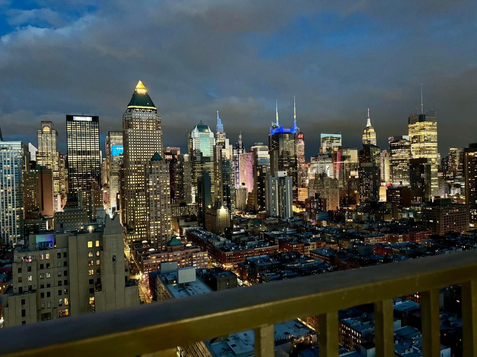 Midtown High Floor Fantastic Panoramic View Corner 2 Bedroom Apartment